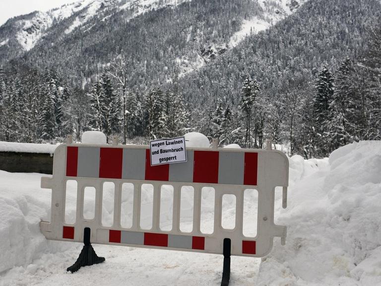Wanderwege sind in Garmisch-Partenkirchen wegen Lawinengefahr und Baumbruch gesperrt. Die heftigen Schneefälle der vergangenen Tage halten in Südbayern weiter die Einsatzkräfte in Atem und neuer Schnee ist bereits im Anmarsch.
