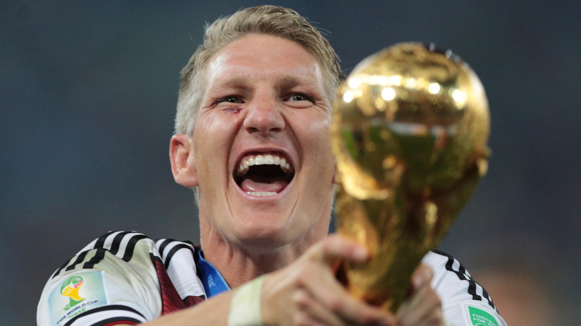 Bastian Schweinsteiger hält den Weltmeisterschafts-Pokal in Brasilien