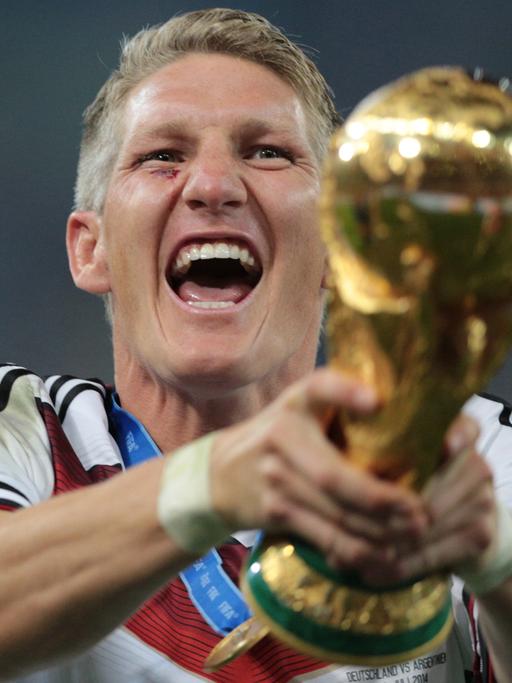 Bastian Schweinsteiger hält den Weltmeisterschafts-Pokal in Brasilien