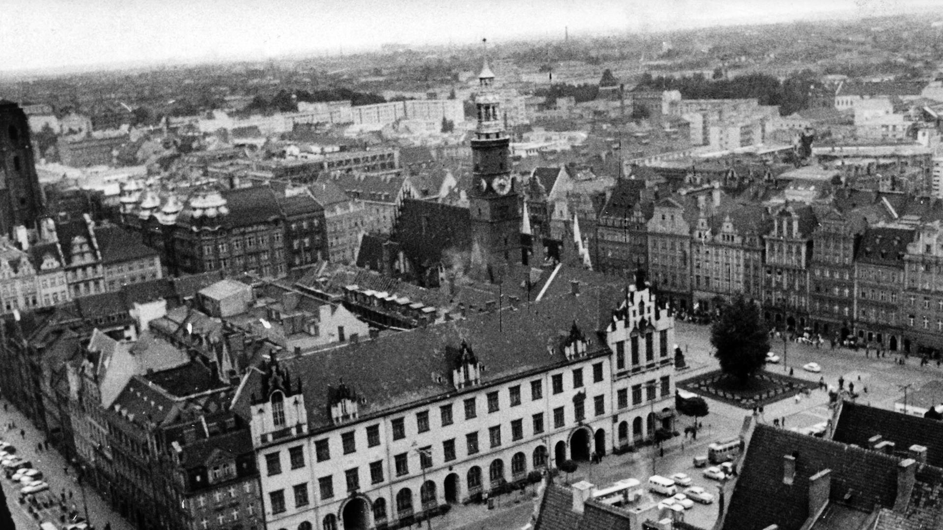 Blick von der Elisabethenkirche auf den mittelalterlichen Marktplatz in Wroclaw (ehemals Breslau) in Polen,