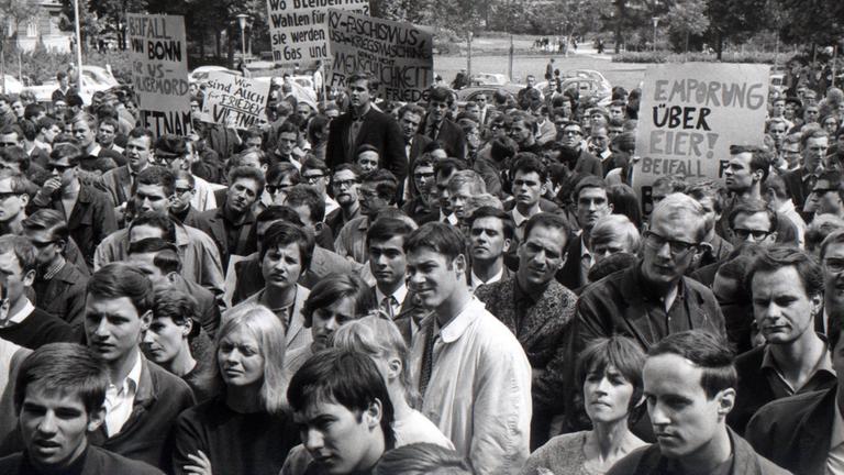 Studenten der Freien Universität Berlin demonstrieren am 08.07.1966 vor dem Henry-Ford-Bau der Universität gegen das Engagement der Amerikaner im Vietnamkrieg. 