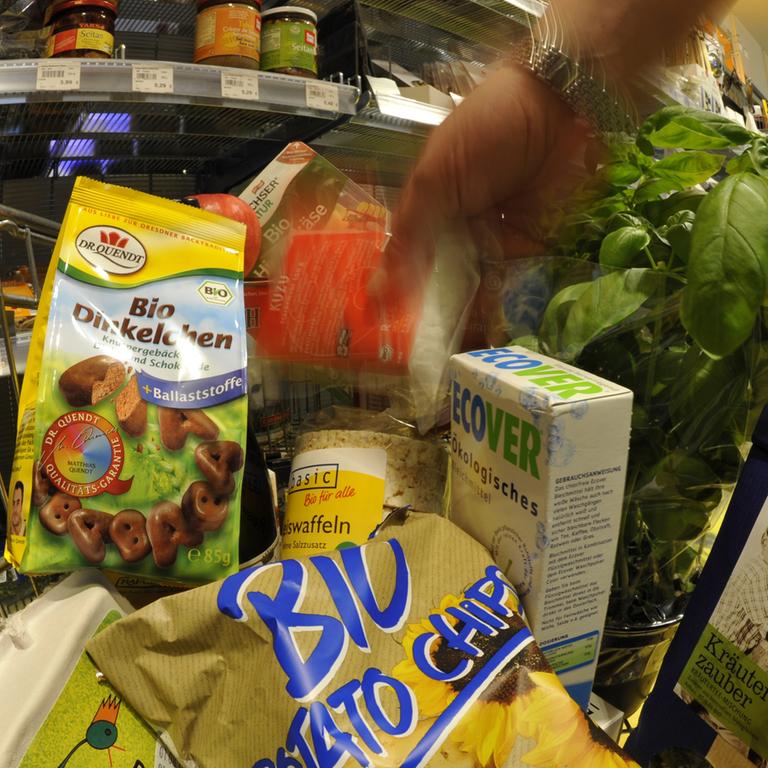 Eine Frau kauft in München in einem Biomarkt ein.