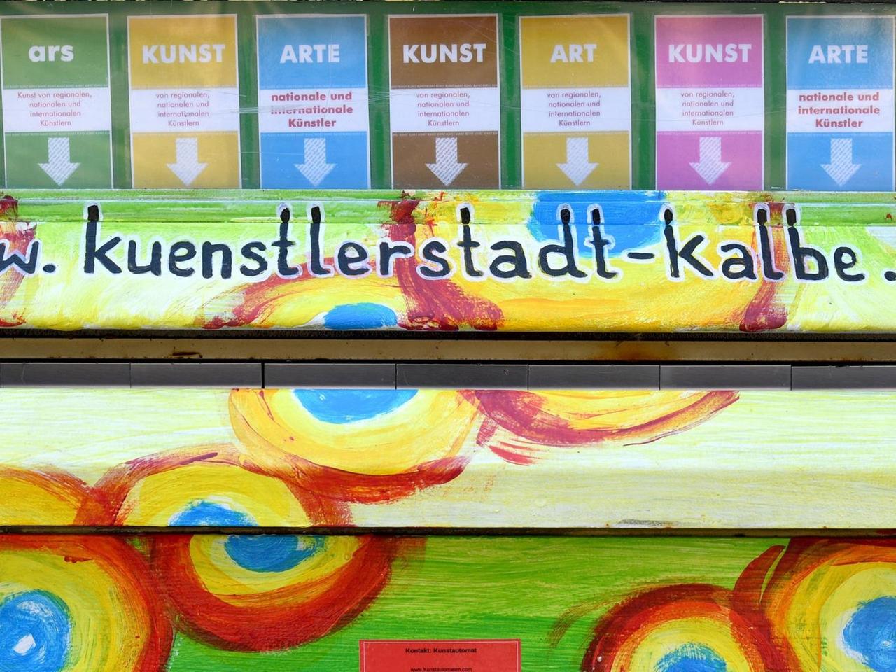 Ein Kunstautomat, aus dem man kleine Arbeiten von Künstlern gegen eine Gebühr ziehen kann.