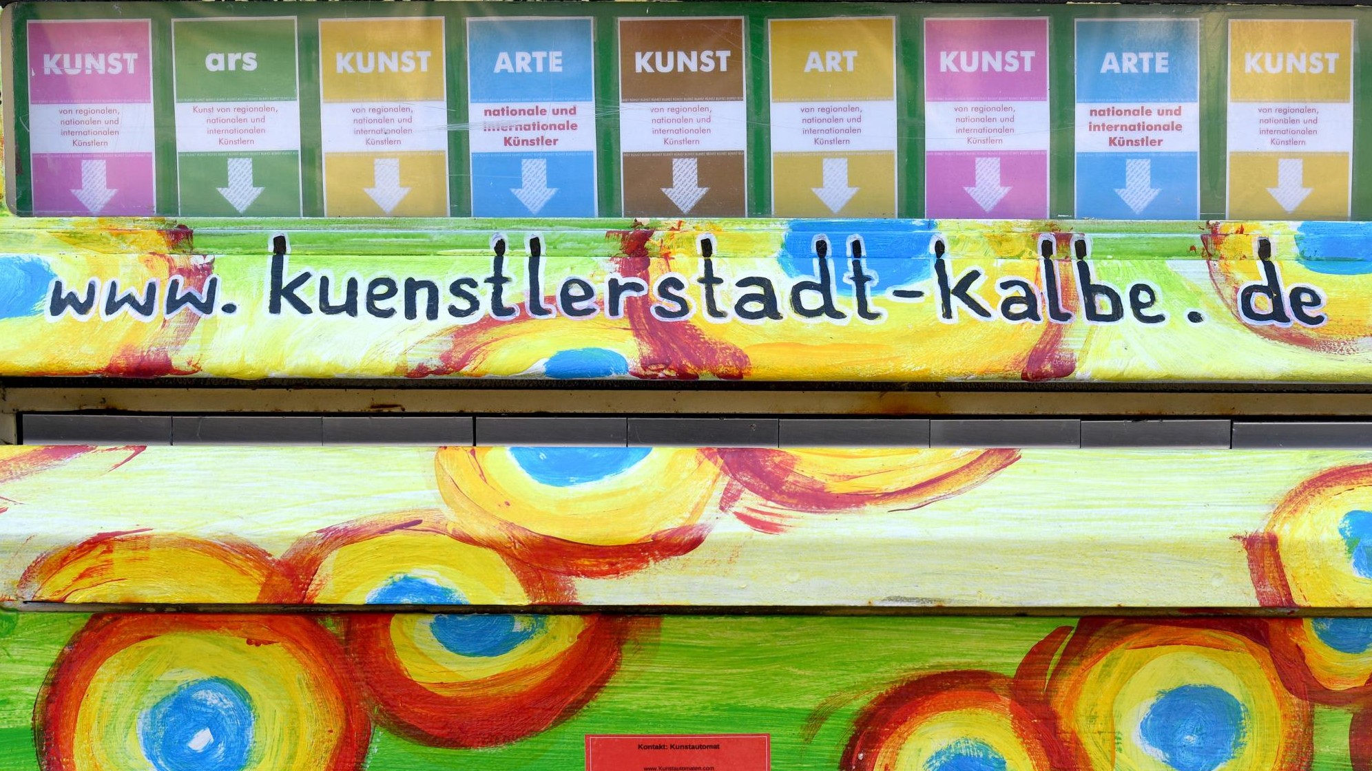Ein Kunstautomat, aus dem man kleine Arbeiten von Künstlern gegen eine Gebühr ziehen kann. Ein Kunstautomat, aus dem man kleine Arbeiten von Künstlern gegen eine Gebühr ziehen kann.