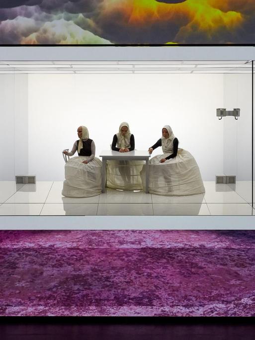 Eine Szene aus Susanne Kennedys Inszenierung von Tschechows "Drei Schwestern" an den Münchner Kammerspielen