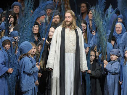 Andreas Richter als Jesus, Mitte, spielt in der Szene "Einzug in Jerusalem" während einer Fotoprobe der Passionsspiele 2010 im Theater in Oberammergau.