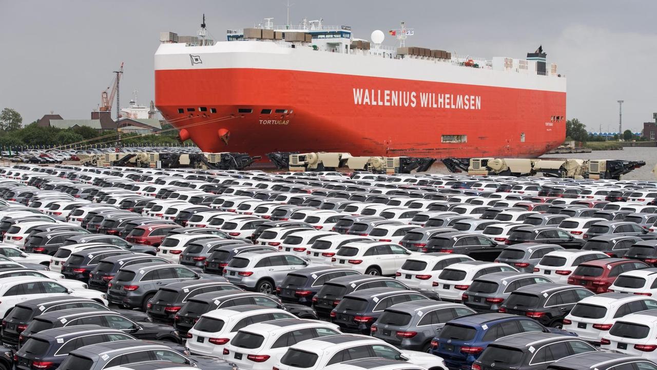 Neufahrzeuge von Mercedes-Benz stehen vor der Verladung auf ein Schiff in Bremerhaven