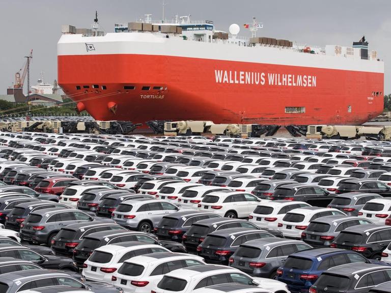 Neufahrzeuge von Mercedes-Benz stehen vor der Verladung auf ein Schiff in Bremerhaven