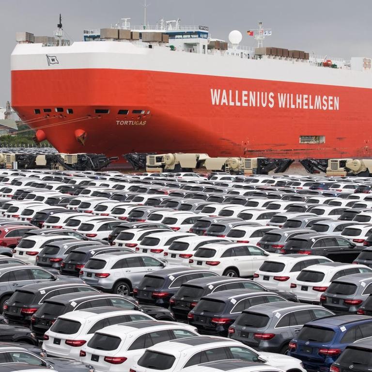 Neufahrzeuge von Mercedes-Benz stehen vor der Verladung auf ein Schiff in Bremerhaven