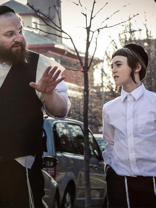 Menashe Lustig und Ruben Niborski in dem Film "Menashe" von Joshua Z Weinstein (Filmstill/Berlinale-Pressefoto)