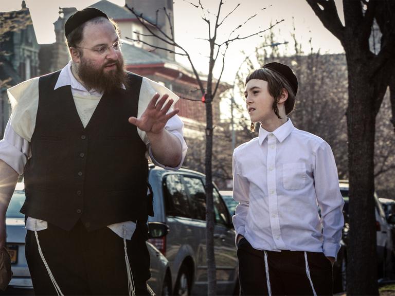 Menashe Lustig und Ruben Niborski in dem Film "Menashe" von Joshua Z Weinstein (Filmstill/Berlinale-Pressefoto)
