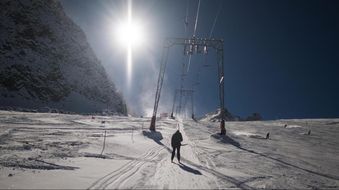 Skifahrer in Schlepplift im österreichischen Sölden