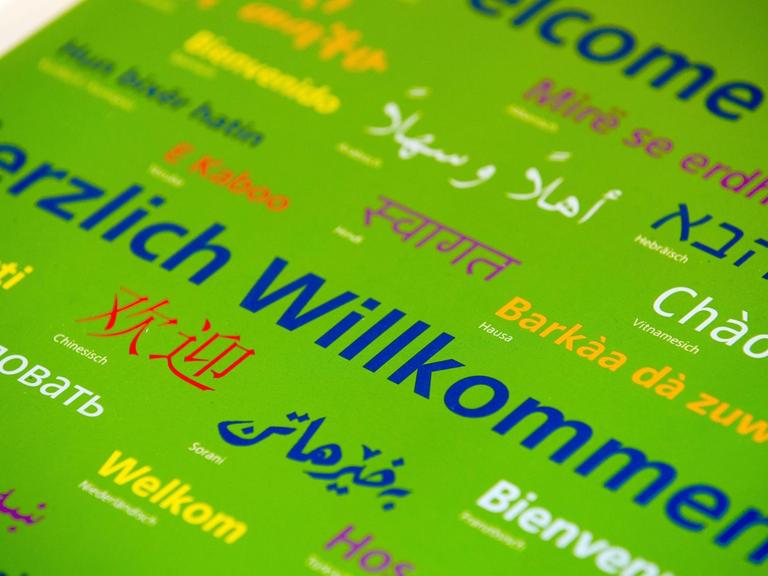 Arbeitsmaterialien für den Deutschunterricht für Flüchtlingskinder, aufgenommen am 18.03.2015 in der Fritz-Reuter-Schule in Parchim (Mecklenburg-Vorpommern).