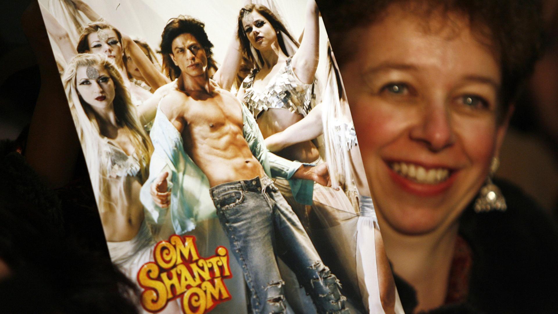 Ein Fan des indischen Schauspielers Shah Rukh Khan wartet mit einem Plakat des bekannten Bollywoodfilms "Om Shanti Om" auf ihren Star. (08.02.2008)