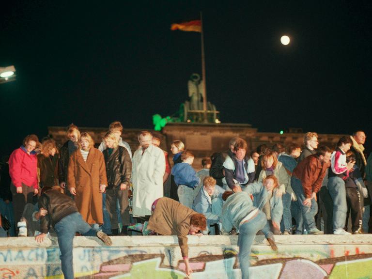 Die Nacht vom 9. auf den 10. November 1989 am Brandenburger Tor.