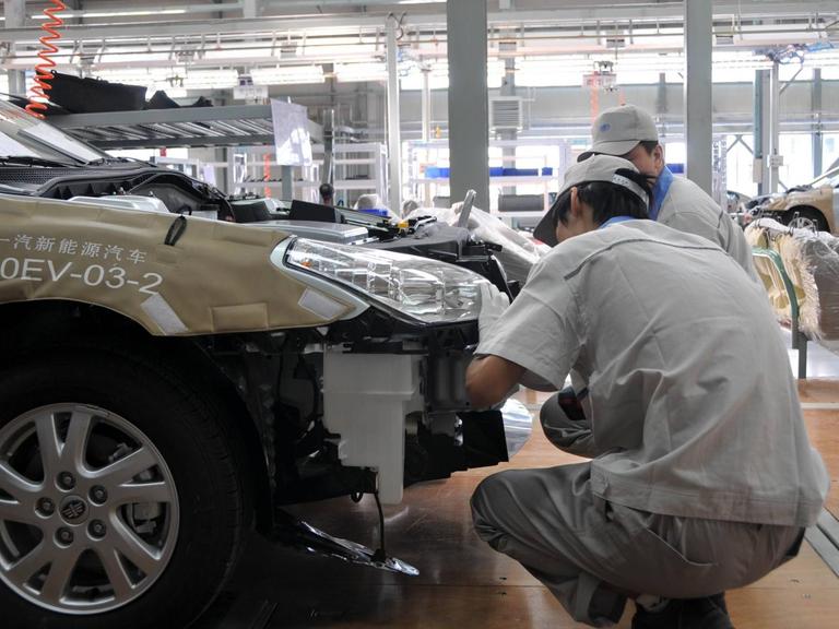 Arbeiter in einer Fertigunsstraße im VW-FAW-Werk in Changchun im Norden Chinas.