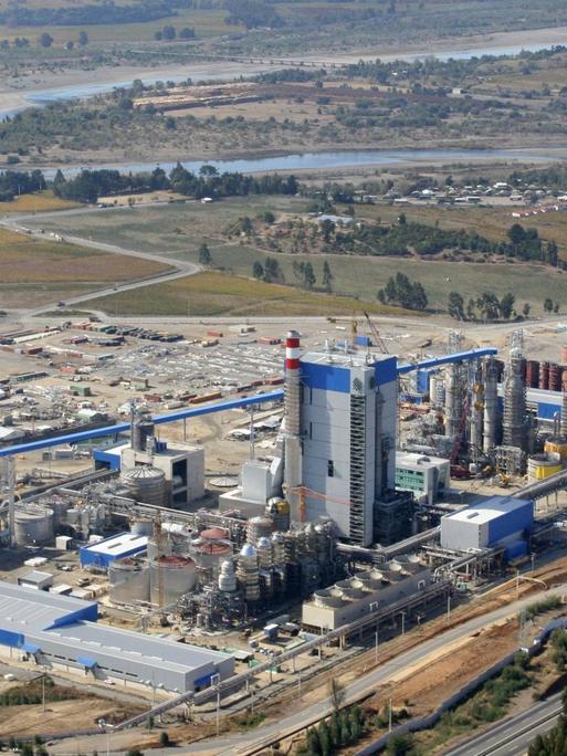 Blick auf die Zellulose-Fabrik in Nueva Aldea, Chile.