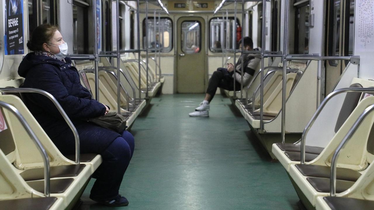 Nur zwei Passagiere in der sonst immer überfüllten Moskauer Metro 