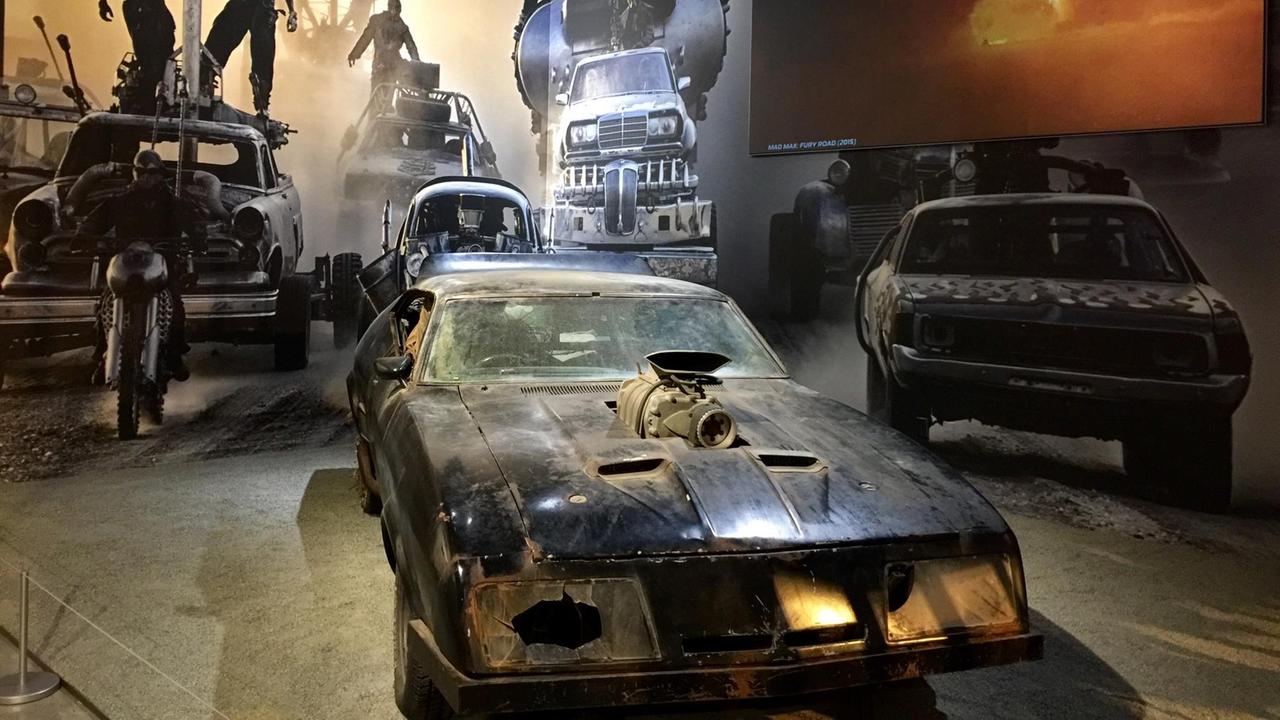 Ein Auto aus dem Film "Mad Max: Fury Road" ist in der Ausstellung "Hollywood Dream Machines: Vehicles of Science Fiction and Fantasy" des Petersen-Automotive-Museums in Los Angeles zu sehen. Es handelt sich um ein kaputtes Auto.