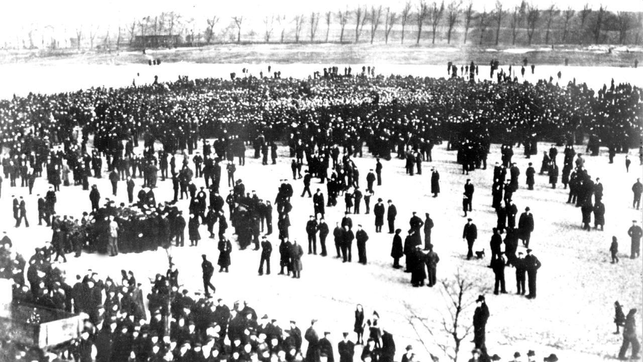 Blick auf demonstrierende Matrosen in Kiel im Oktober 1918, die den Befehl der Admiralität, trotz des Ersuchens um Friedensverhandlungen der neuen Regierung Max von Baden doch noch zu einer letzten Schlacht gegen Großbritannien auszulaufen, verweigern.