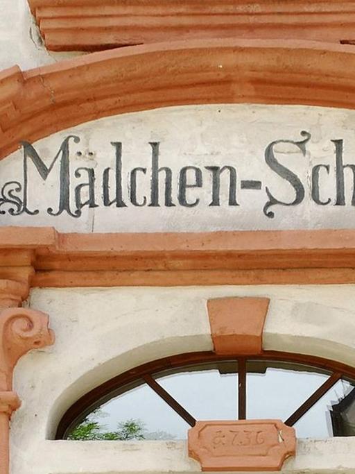 Eingangsportal einer alten Mädchenschule in Spalt in Franken.