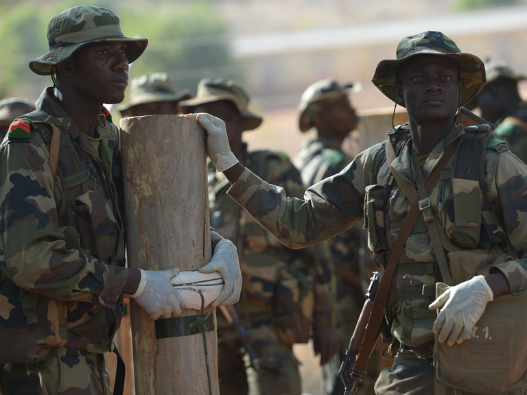 Malische Soldaten führen im Trainingscamp in Koulikoro in Mali eine Übung durch; Aufnahme vom Februar 2014