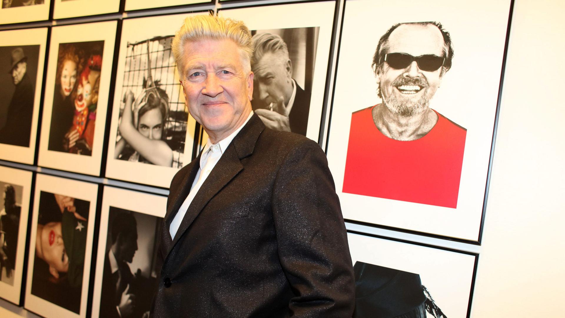 US-Regisseur David Lynch vor Bildern prominenter Zeitgenossen, die Karl Lagerfeld schuf.