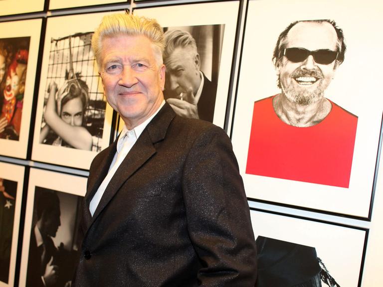 US-Regisseur David Lynch vor Bildern prominenter Zeitgenossen, die Karl Lagerfeld schuf.