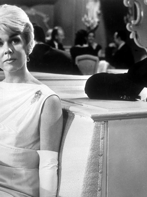 Die US-amerikanische Filmschauspielerin Doris Day, deren bürgerlicher Name Doris von Kappelhoff ist, wurde in Cincinnati geboren und verkörperte in den Unterhaltungsfilmen der 50er und 60er Jahre die strahlend blonde amerikanische Unschuld. Ihre Karriere begann als Tänzerin und Sängerin ("Que Sera"). Später war sie in erfolgreichen Komödien ("Ein Pyjama für zwei", "Bettgeflüster", "Spion in Spitzenhöschen") oder Thrillern ("Mitternachtsspitzen", "Der Mann, der zuviel wusste") zu sehen.