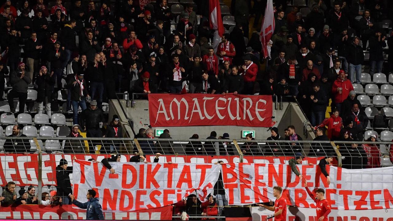 Banner im Bayernblock: "Gegen Montagsspiele"