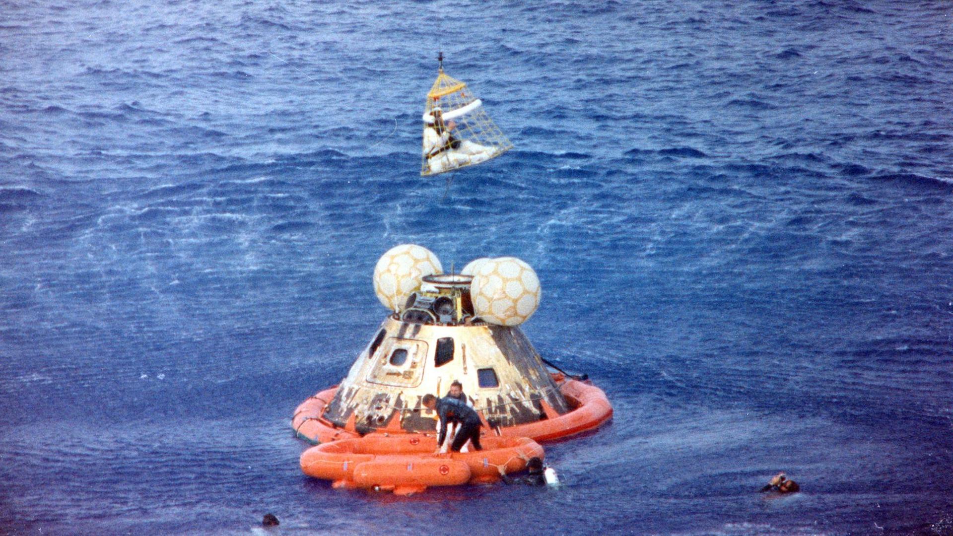 Die Astronauten Jim Lovell, Jack Swigert und Fred Haise landen mit ihrer Kapsel im Pazifik