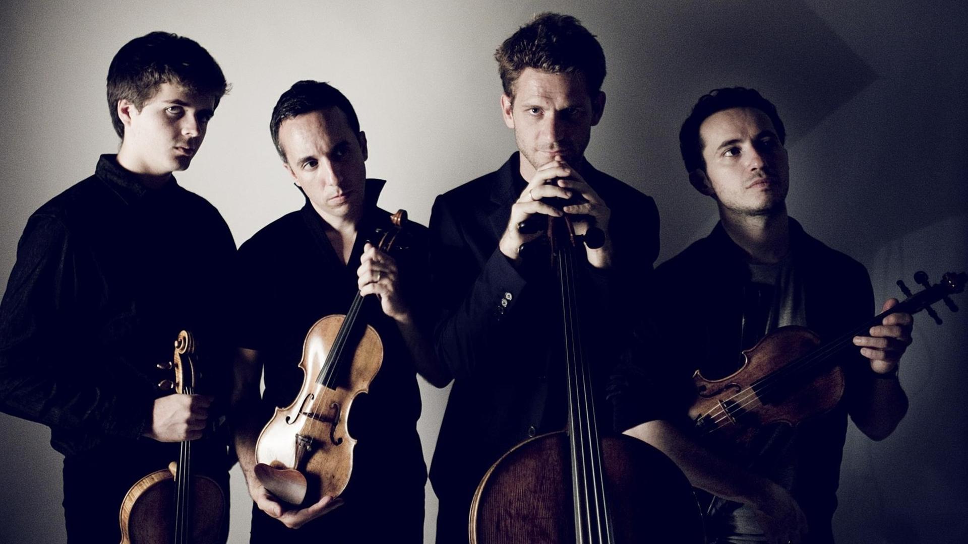 Das Streichquartett Quatuor Ebène mit Instrumenten