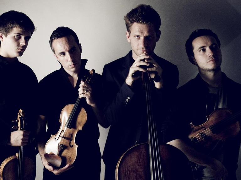 Das Streichquartett Quatuor Ebène mit Instrumenten