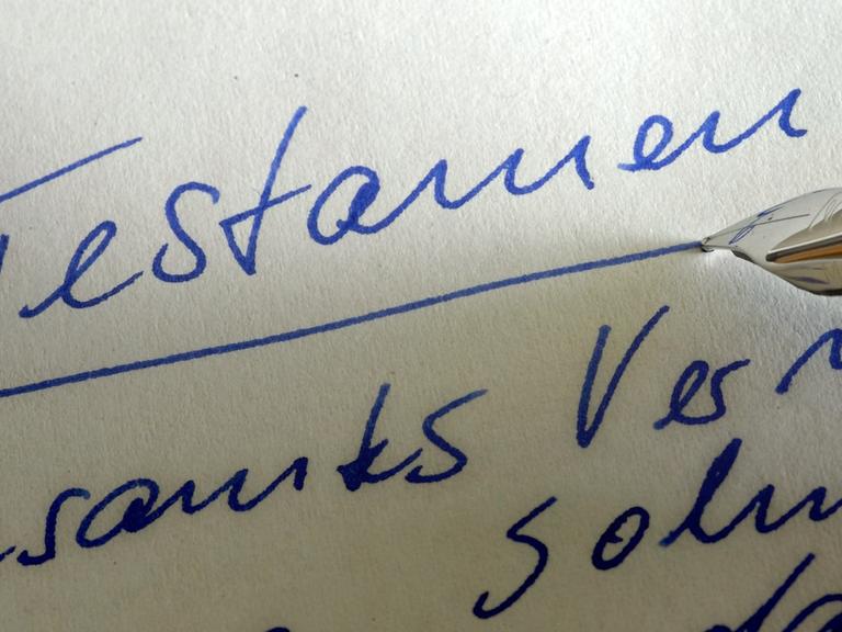Ein Testament wird geschrieben
