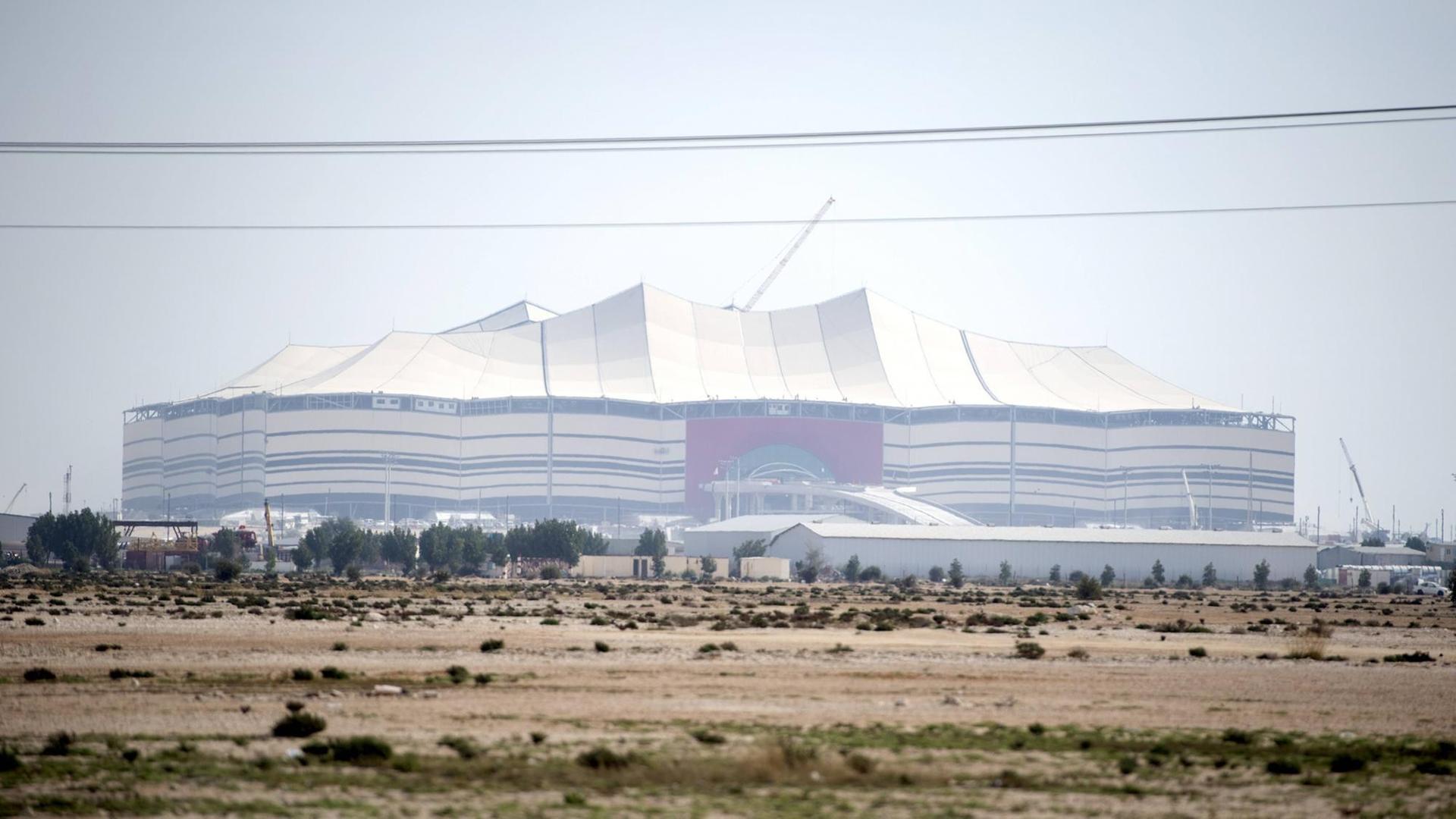 Die Baustelle des Al-Bayt-Stadions in Doha/Katar, wo die Fußball-WM 2022 ausgetragen wird.