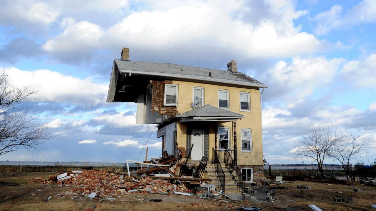 Ein zerstörtes Haus am Union Beach, New Jersey - fünf Jahre nach den Zerstörungen durch Hurrikan Sandy im Oktober 2012.