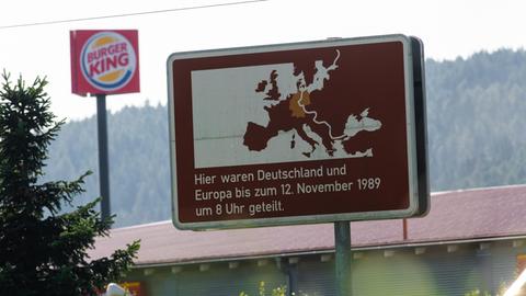 Am Historischen Denkmal des ehemaligen Grenzübertritts "Gebrannte Brücke" steht ein Schild, das auf die ehemalige Deutsch-Deutsche Grenze hinweist. Die Nachbarstädte Neustadt bei Coburg und Sonneberg waren 40 Jahre durch die innerdeutsche Grenze getrennt.