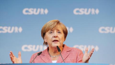 Bundeskanzlerin Angela Merkel spricht am 25.08.2017 bei einer Wahlkampfveranstaltung der CSU im bayerischen Bad Kissingen.