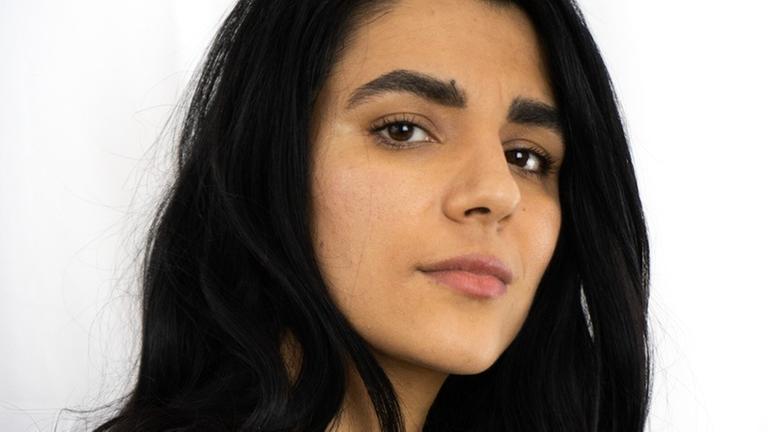 Ein Porträt der Integrationspreisträgerin Bjeen Alhassan.