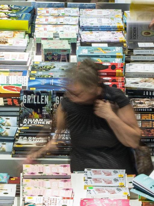 Buchmessenbesucher an Büchertischen (Frankfurt 2018)