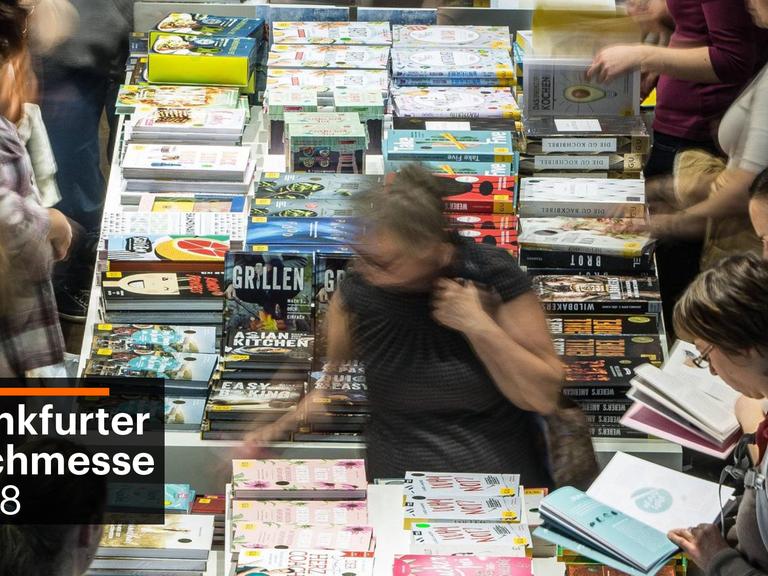 Buchmessenbesucher an Büchertischen (Frankfurt 2018)