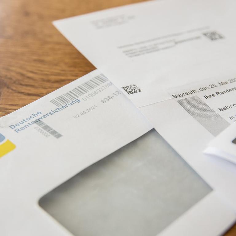 Auf einem Küchentisch liegt ein Rentenbescheid der Deutschen Rentenversicherung.