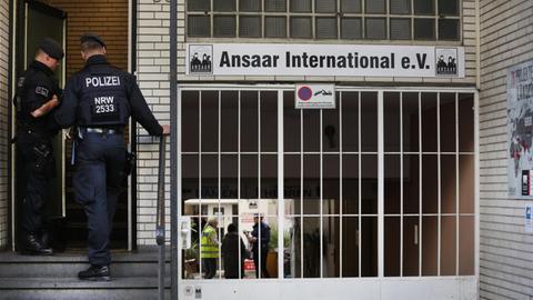 Zu sehen sind Polizeibeamte vor dem Gebäude von Ansaar International.