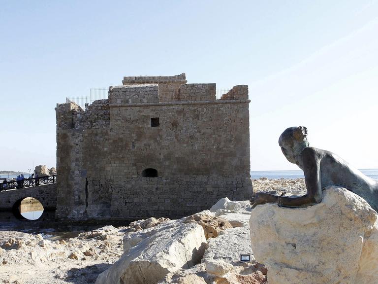 Blick auf die Burg von Paphos und die Aphrodite-Statue des lokalen Künstlers Yiota Ioannidou