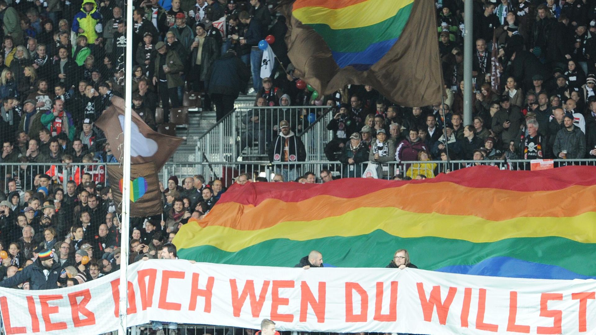 FC St. Pauli - SV Sandhausen am 25.10.2013 im Millerntorstadion in Hamburg. Die Paulifans setzten mit Transparenten ein Zeichen gegen Homophobie und Sexismus.