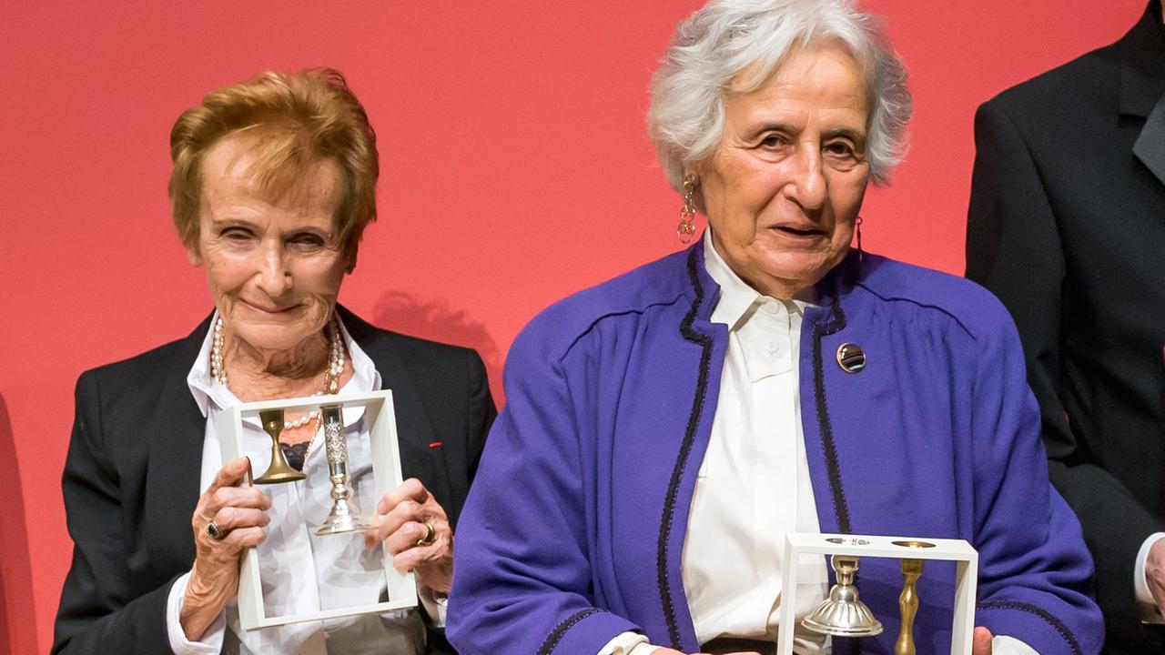 Anita Lasker-Wallfisch (r.) und ihre Schwester Renate Lasker-Harpprecht bei der Verleihung des Preises für Verständigung und Toleranz im Jüdischen Museum 2016