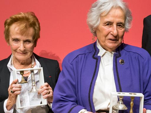Anita Lasker-Wallfisch (r.) und ihre Schwester Renate Lasker-Harpprecht bei der Verleihung des Preises für Verständigung und Toleranz im Jüdischen Museum 2016