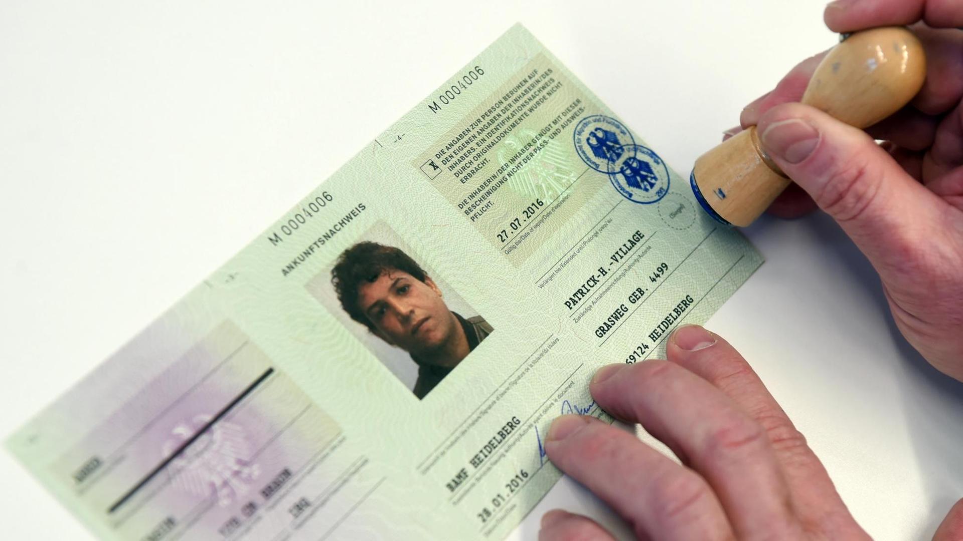 Im Registrierungszentrum in der Patrick-Henry-Village in Heidelberg (Baden-Württemberg) wird am 28.01.2016 ein Ankunftsnachweis (Flüchtlingsausweis) ausgestellt