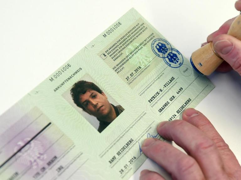 Im Registrierungszentrum in der Patrick-Henry-Village in Heidelberg (Baden-Württemberg) wird am 28.01.2016 ein Ankunftsnachweis (Flüchtlingsausweis) ausgestellt