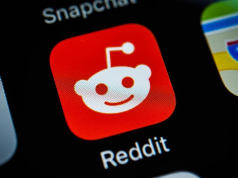 Das Bild zeigt das Icon der App "Reddit", ein Gesicht mit einer Antenne auf dem Kopf.
